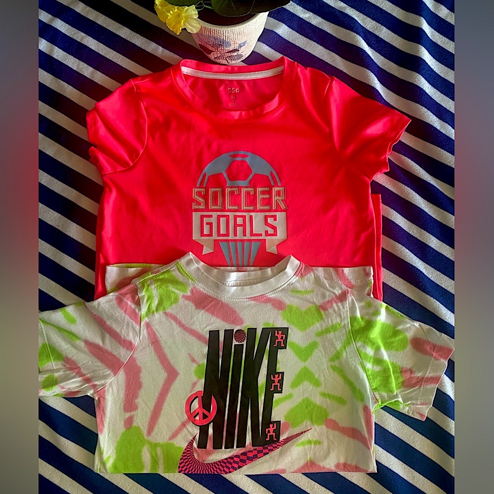 Kids 2 pc SS T-shirt set! 1 Nike tie-dye, 1 DSC hot pink, gently worn!